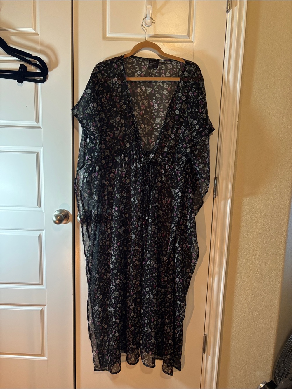 Black Floral Sheer V-Neck Women’s kimono cover-up size medium /large